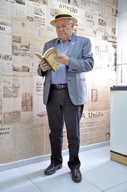 RAMALHO-LEITE_F.jpg Ramalho Leite resolveu escrever a obra quando se viu preocupado com uma geração que prefere ler pelo celular | Foto: Evandro Pereira