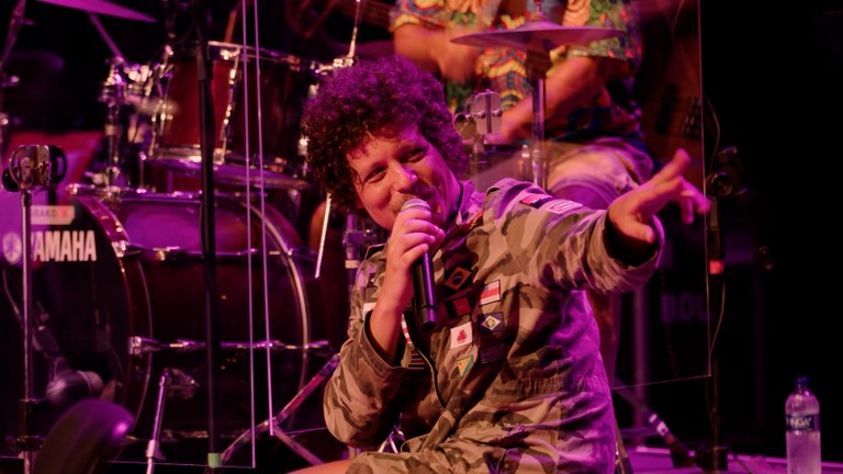 Frame por Wiggo Berge e Alex Miranda_Chico Chico - Menino Bonito (ao vivo).00_01_21_10.Still008.jpg