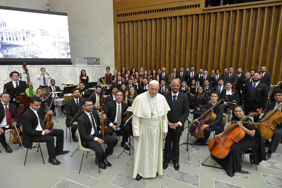 foto papa, andre e orquestra 3.jpg