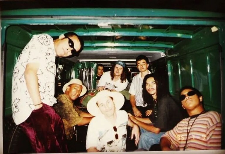 Paulo André ao volante e Chico Science e Nação Zumbi em 1995 durante a turnê do disco Da Lama ao Caos pela Europa.JPG Paulo André ao volante e Chico Science e Nação Zumbi em 1995 durante a turnê do disco Da Lama ao Caos pela Europa.JPG