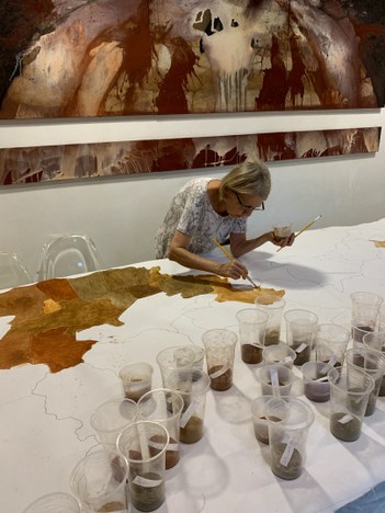 Marlene pinta um mapa de Pernambuco com pigmentos feitos a partir da terra coletada em diversas cidades do estado | Fotos:Divulgação
