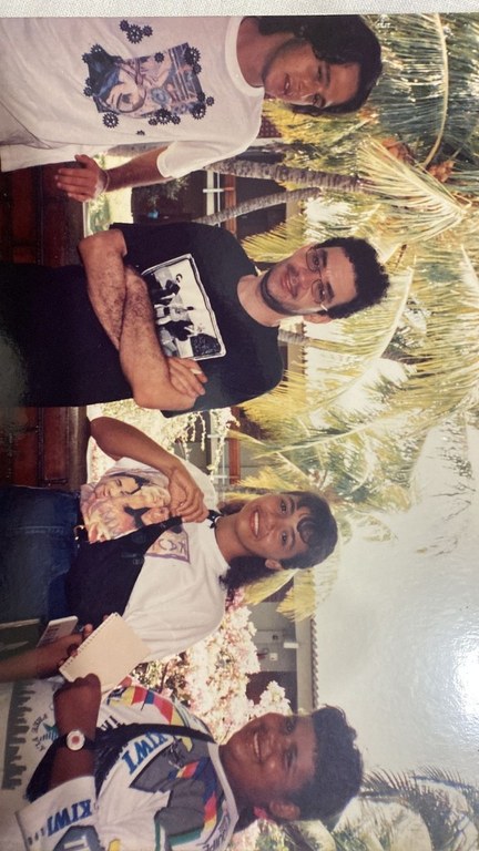 renato e fãs.jpeg renato e fãs.jpeg