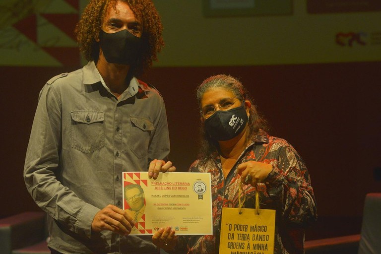premiado na categoria poesia é Rafael Lopes de Vasconcelos com a obra vencedora Insuspeitado Sentimento - Thercles Silva.jpg