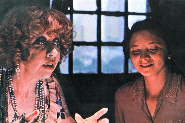 No filme, Marcélia Cartaxo contracena com Fernanda Montenegro, que interpreta uma cartomante