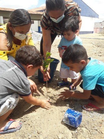 Ação de plantio de mudas promovida pelo Projeto “Água para Educar” - Foto: Divulgação