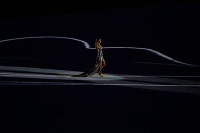 Giselle Bündchen interpretou a Garota de Ipanema e desfilou no Maracanã
