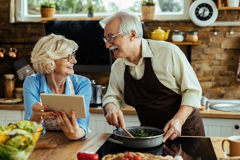 feliz-casal-maduro-preparando-comida-e-se-comunicando-usando-tablet-digital-na-cozinha_637285-3484  Freepick.jpg
