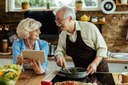 feliz-casal-maduro-preparando-comida-e-se-comunicando-usando-tablet-digital-na-cozinha_637285-3484  Freepick.jpg