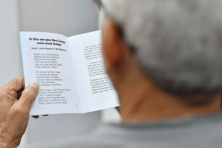 2025.10.28 Idoso lendo cordel © Leonardo Ariel (5).JPG