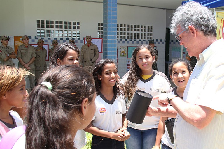 AÇÃO CONTRA O MOSQUITO EM ESCOLAS - GRUPO DE ALUNOS ESPONTANEAMENTE PRESENTEIA O GOVERNADOR - ( Foto Edson Matos ) (415).jpg AÇÃO CONTRA O MOSQUITO EM ESCOLAS - GRUPO DE ALUNOS ESPONTANEAMENTE PRESENTEIA O GOVERNADOR - ( Foto Edson Matos ) (415).jpg