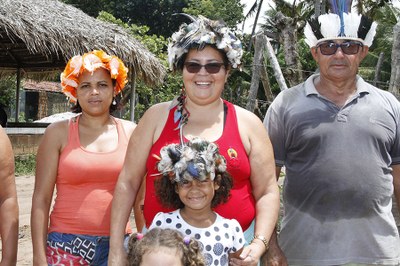 Cal (centro) se destaca como a segunda mulher a ser eleita cacique na Paraíba
