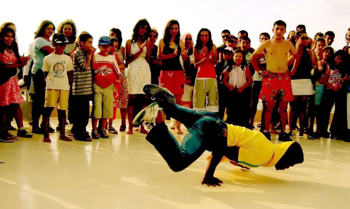 b-boy_breakdancing  Foto Divulgação Wikipedia E. Basak.jpg
