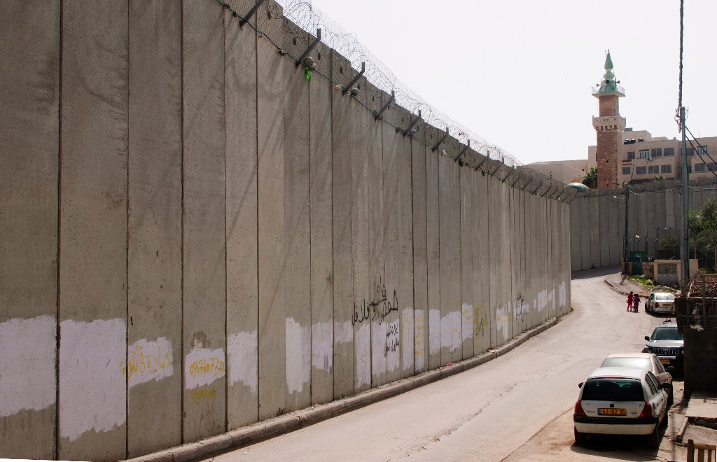 Colônias judaicas são ilegais, mas ainda assim são instaladas sistemativamente; além disso, altos muros isolam Israel do território da Palestina.