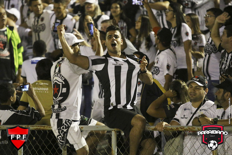 Torcedor comemora título estadual