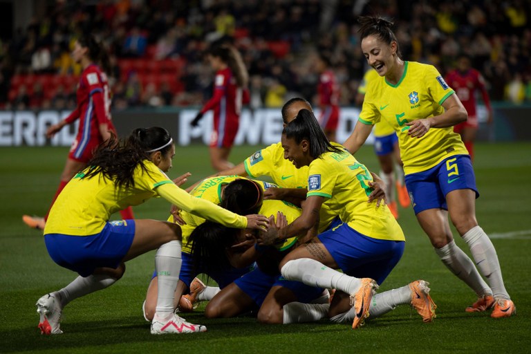 jogadoras brasileiras comemorando.jpg