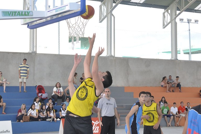 Basquete masculino define primeiros finalistas dos Jogos Escolares