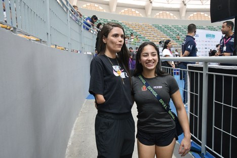 A paratleta Silvana Fernandes com a ginasta Júlia Saraiva, no Ronaldão A paratleta Silvana Fernandes com a ginasta Júlia Saraiva, no Ronaldão