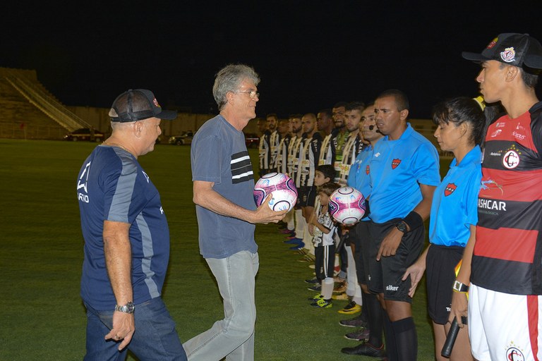 ricardo inaugura gramado do estadio amigao_foto walter rafael (10).JPG