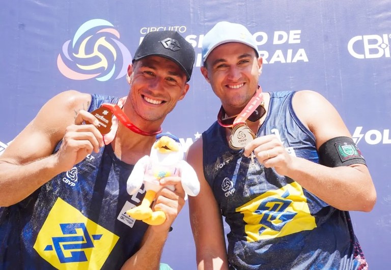 Feliz demais pelo título aqui em Fortaleza! Fechar um ano de muito trabalho com a medalha de our.jpg