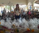 marcela distribuindo kits de higiene e fraudas geriátricas (2).jpg