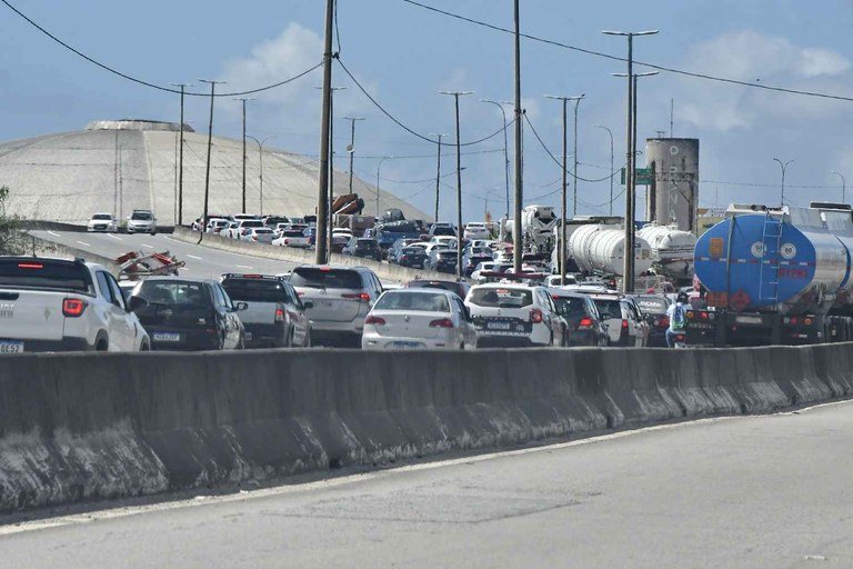 2023.09.14_tempo perdido no transito_vitor hugo © roberto guedes.jpg