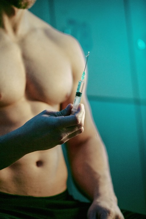 close-up-do-homem-de-construcao-muscular-com-injecao-de-esteroides-anabolizantes-no-vestiario-do-ginasio.jpg