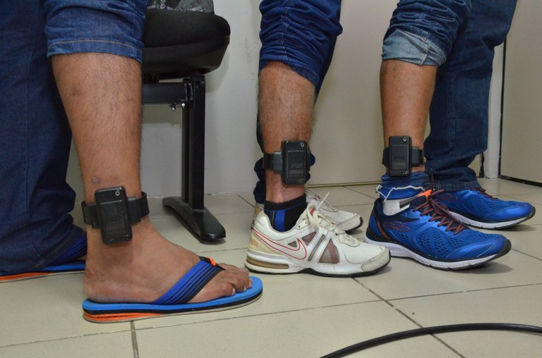 homens com tornozeleira eletrônica.jpg