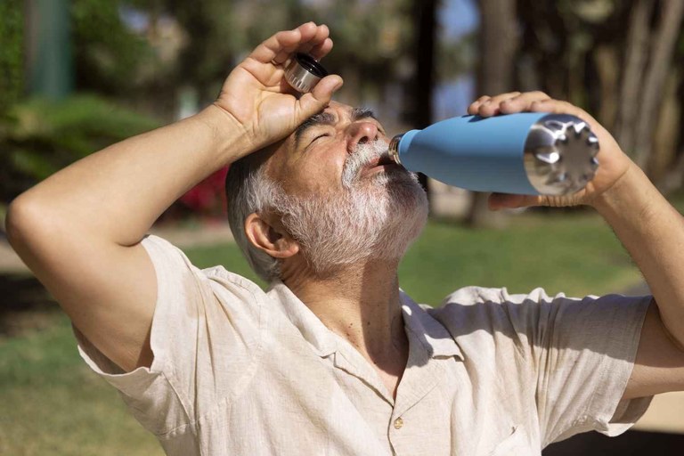 velho-lutando-com-alta-temperatura Foto Freepick.jpg