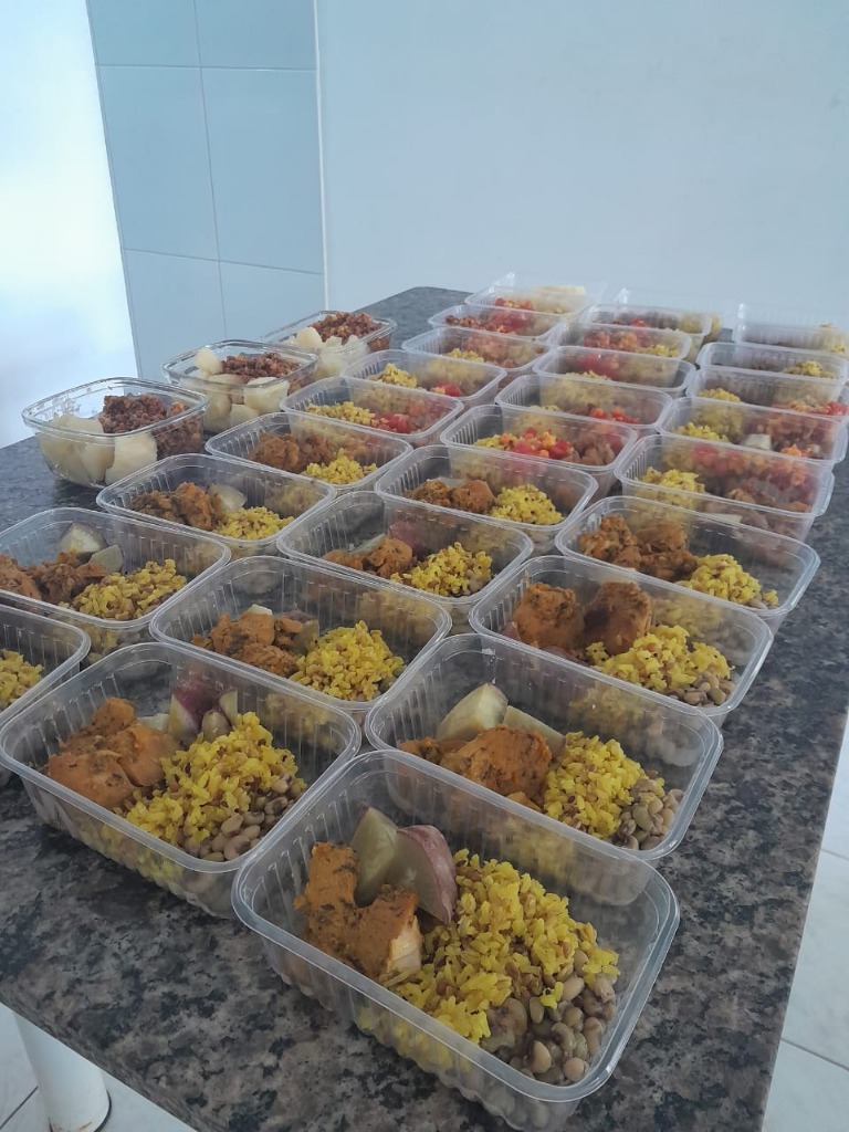 A bancária Marcela Paulino prepara as refeições semanalmente.jpg