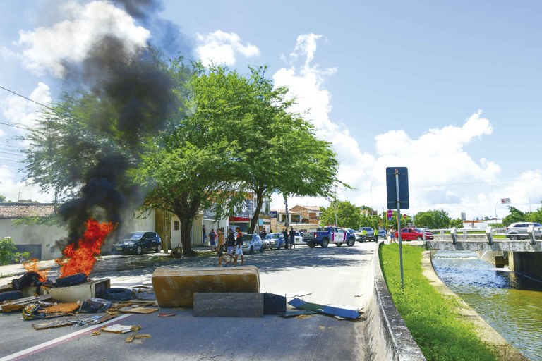 A população da Rua Vitória juntou os restos dos móveis que foram danificados e interditou a Avenida Deputado Eduardo Magalhães, como forma de protesto - Júlio Cezar Peres.jpg