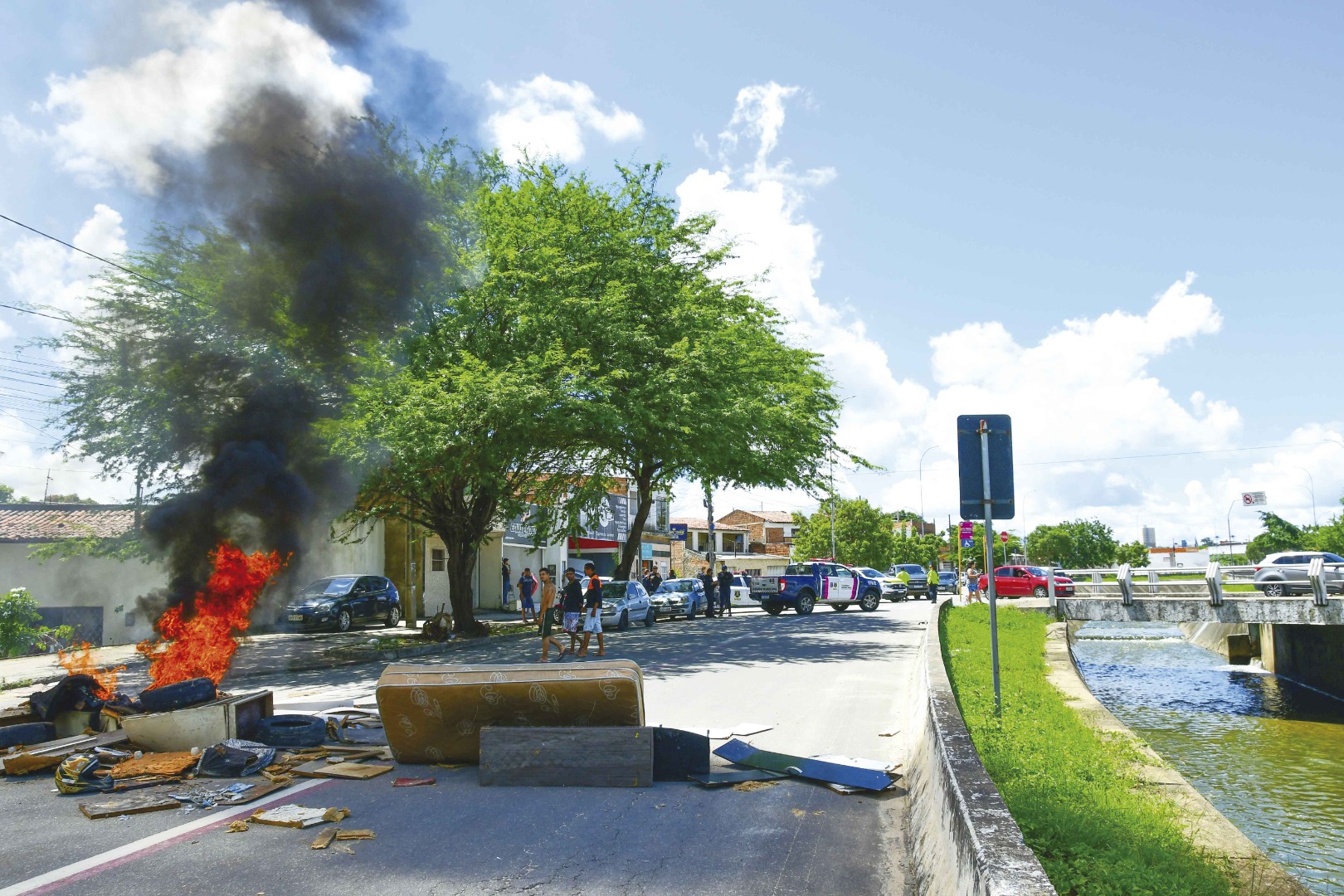 A população da Rua Vitória juntou os restos dos móveis que foram danificados e interditou a Avenida Deputado Eduardo Magalhães, como forma de protesto - Júlio Cezar Peres.jpg