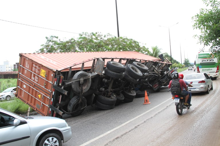 Tombamento de Carretas no Acesso Oeste_F. Evandro  (7).JPG