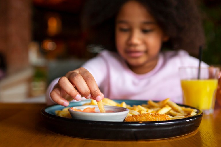 crianças e má alimentação  - Freepik (1) (1).jpg