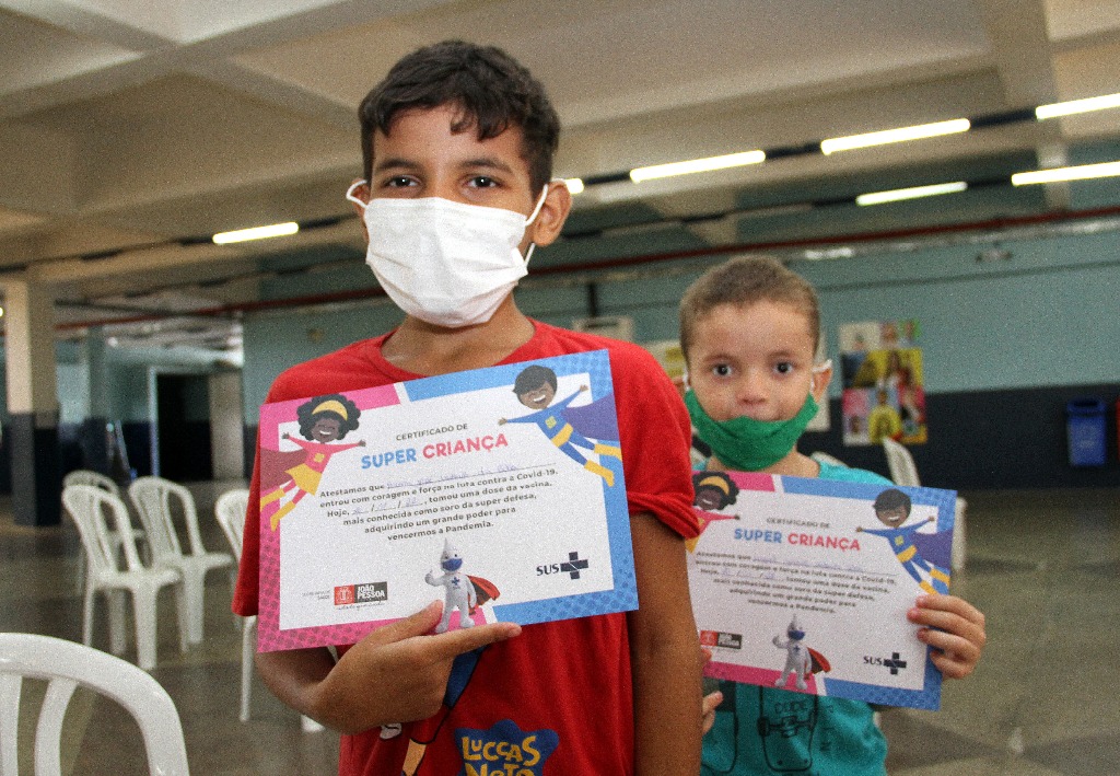 Já os irmãos Robson da Silva e Miguel contaram que agora estão mais livres para brincar. Foto: Evandro Pereira