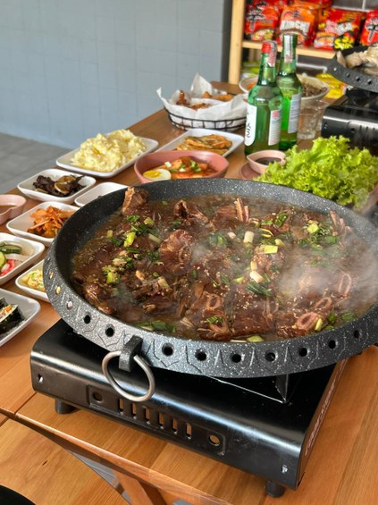 Receitas asiáticas, como o churrasco feito em fogão portátil, podem ser encontradas na capital | Foto: Koren Chiken/Divulgação