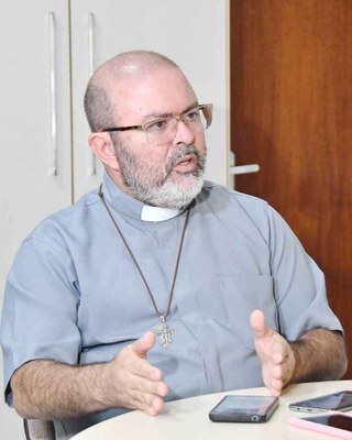 "Hoje, o hospital está mendigando medicamentos. Eu estou estendendo minha mão. Precisamos de insumos, peço aqui a sensibilidade dos médicos, dos profissionais da área de saúde, para que doem amostra grátis" Padre George Batista - Foto: Roberto Guedes
