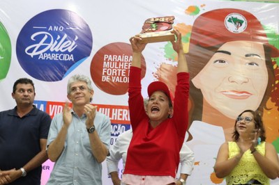 "Parabenizo todas as mulheres que recebem este Prêmio, vamos juntas continuar lutando por dias melhores”, convocou Dilei Aparecida