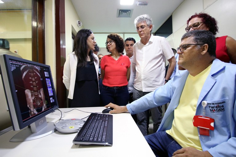 ricardo entrega equipamentos no hosp de trauma foto francisco franca (8).JPG