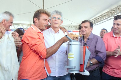 Por meio do Procase, governo entregou kits com roupas e equipamentos para incentivar a apicultura na região, um investimento de R$ 178 mil