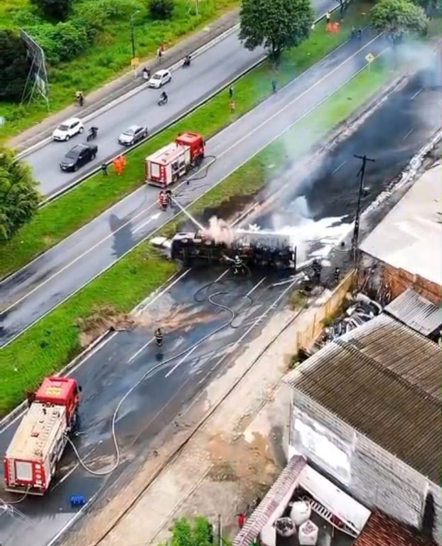 Bombeiros apagando fogo caminhão.jpeg