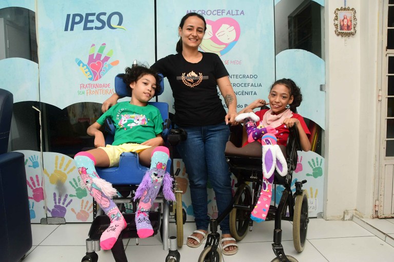 2025.12.03 Especial 10 anos da epidemia de Zica - Michele e suas filhas Maria Alice e Maria Cecília © Julio Cezar Peres (2).JPG