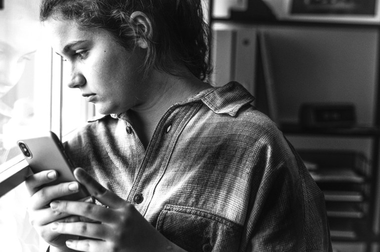 menina-adolescente-vitima-de-bullying-nas-redes-sociais.jpg