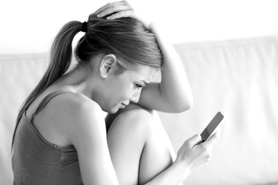 mulher-chorando-enquanto-leitura-mensagem-ligado-cellphone.jpg mulher-chorando-enquanto-leitura-mensagem-ligado-cellphone.jpg