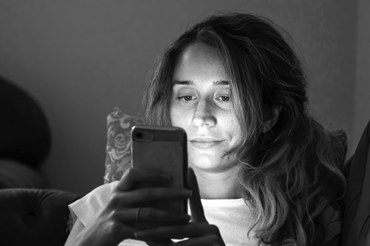 mulher-solitaria-assistindo-celular-na-cama-a-noite.jpg mulher-solitaria-assistindo-celular-na-cama-a-noite.jpg