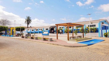 Praça Eleno Simão, recém construída.jpg Praça Eleno Simão, recém construída.jpg
