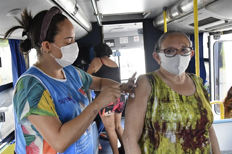 2021.11.10_vacinação covid_onibus itinerante_edila © roberto guedes (100).JPG