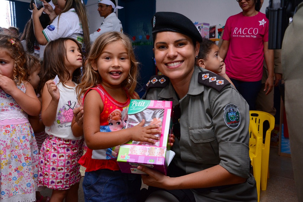 Capitã Karla Reis e a pequena Talia_Foto_Wagner_Varela_SECOM_PB.JPG