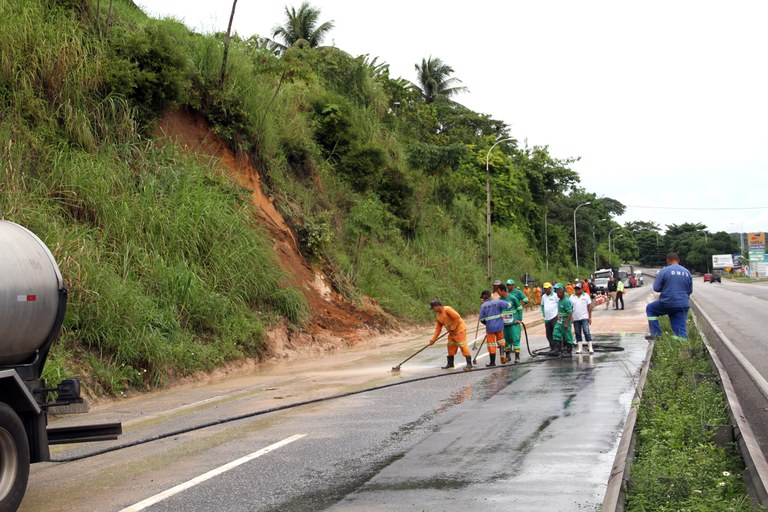 Queda de Barreira BR-230 Castelo Branco_F. Evandro  (3).JPG