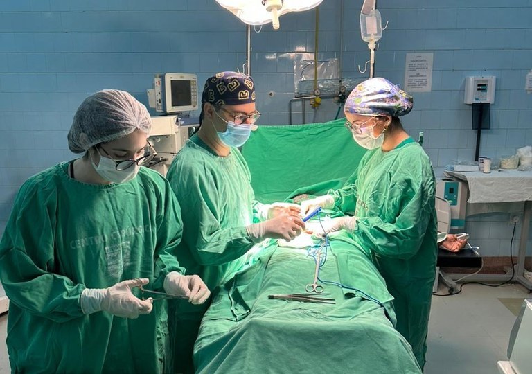 foto-médicos operando-secompb.jpeg