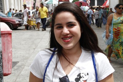 Para a estudante Cintia Gabriele, a população da cidade não tem consciência de que o lixo prejudica o meio ambiente 